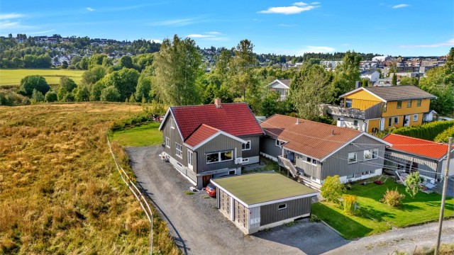 Eiendomsmegler Krogsveen ønsker velkommen til Losbyveien 37. Midt mellom "by" og land i et fantastisk flott område sentrallt i Lørenskog
