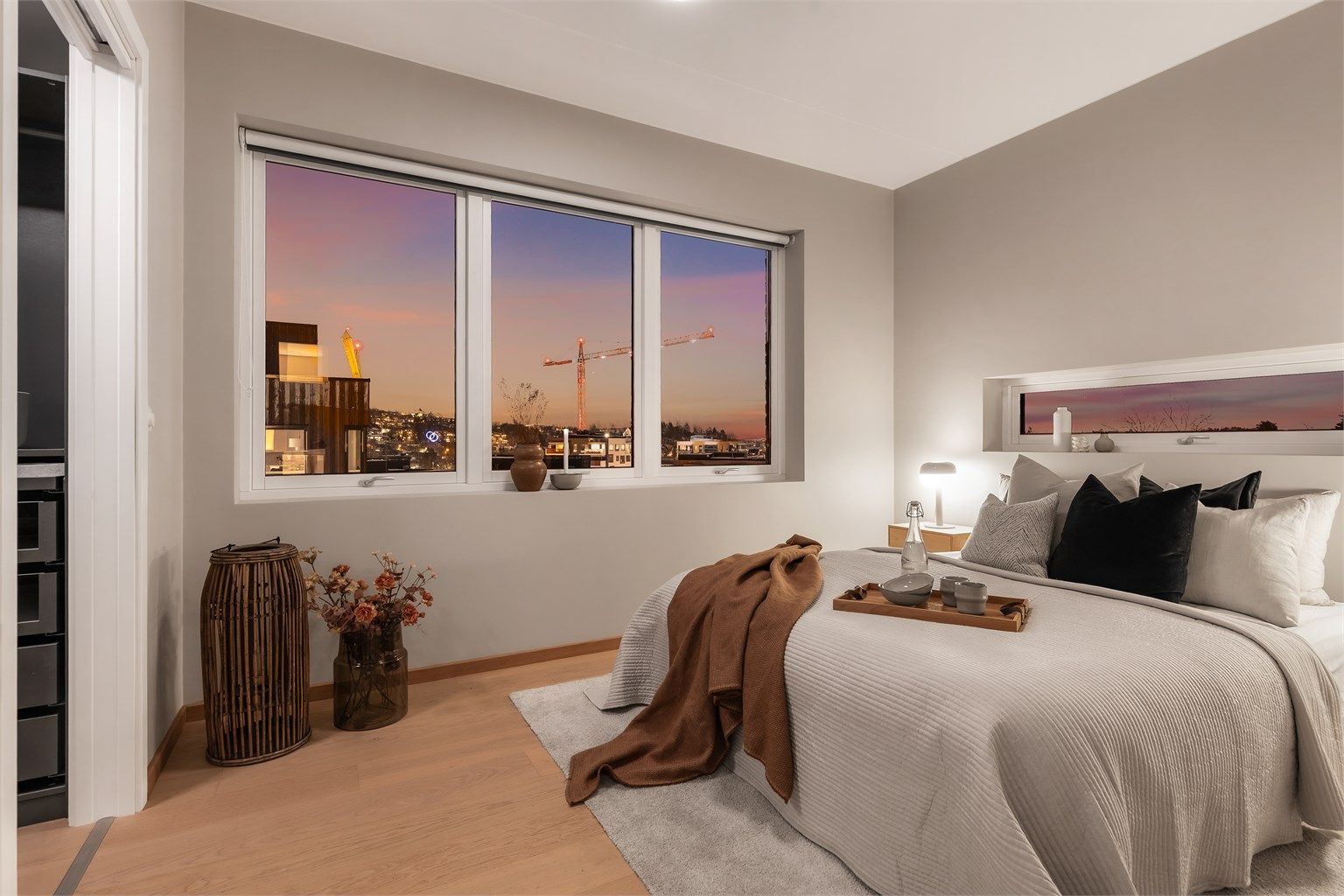 Hovedsoverommet er av god størrelse og har plass til dobbeltseng med nattbord på hver side. Hovedsoverommet har eget walk-in-closet.