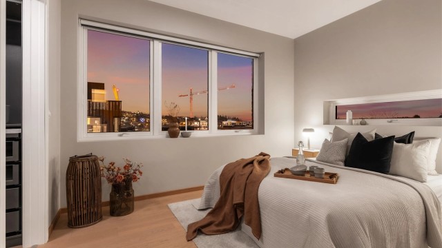 Hovedsoverommet er av god størrelse og har plass til dobbeltseng med nattbord på hver side. Hovedsoverommet har eget walk-in-closet.