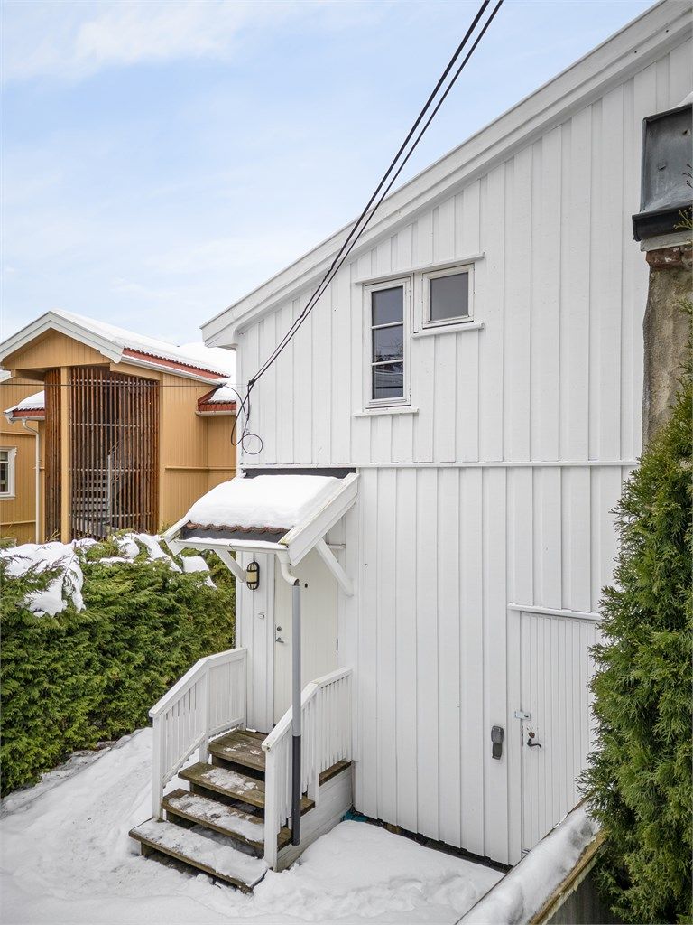 Leiligheten har en utvendig bod ved inngangspartiet og en stor kjellerbod