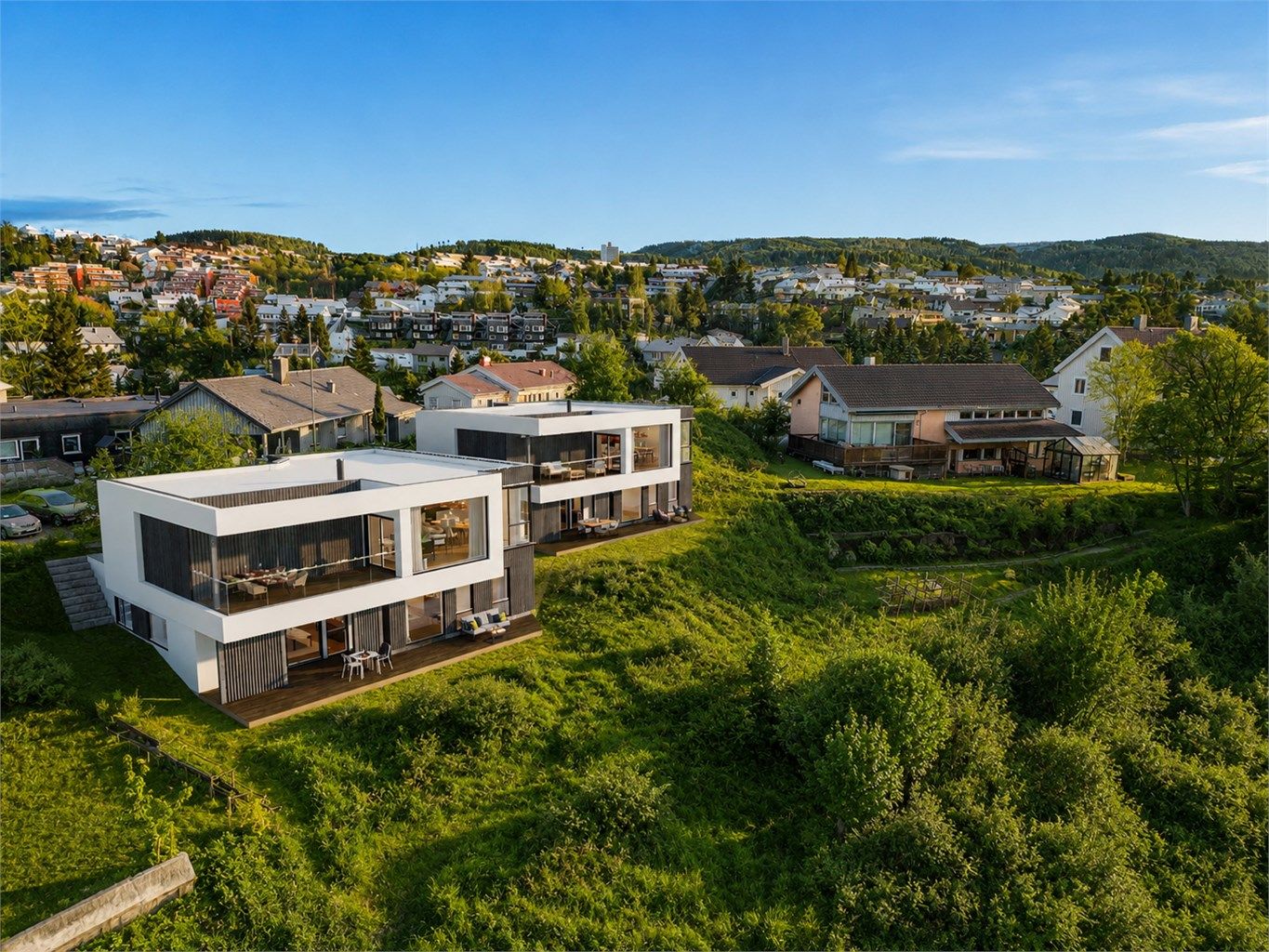 Begge boligene har fin beliggenhet i feltet med gode solforhold, og grenser til friareal. Det er gangavstand til butikk, flere skoler og barnehager, så her er alt tilrettelagt for en enkel hverdag. Bildet er AI-generert, avvik kan forekomme. 