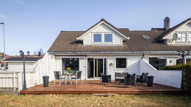 Velkommen til Vestre Vardane 9A! Et innholdsrikt enderekkehus med en rolig og tilbaketrukket beliggenhet på Erdal.