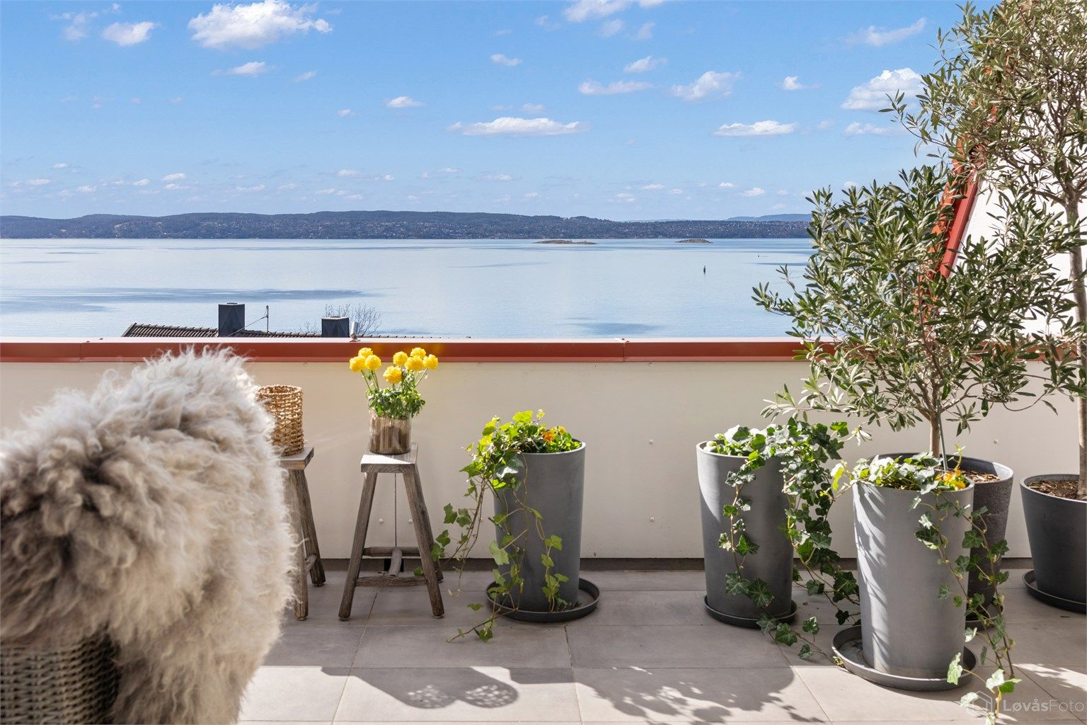 Totalt har leiligheten 41 m² med private, overbygde uteplasser fordelt på to terrasser og en balkong.