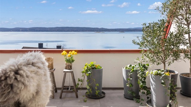 Totalt har leiligheten 41 m² med private, overbygde uteplasser fordelt på to terrasser og en balkong.