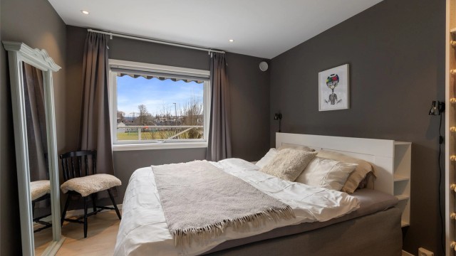 Hovedsoverommet har god plass til dobbeltseng og garderobeløsning.