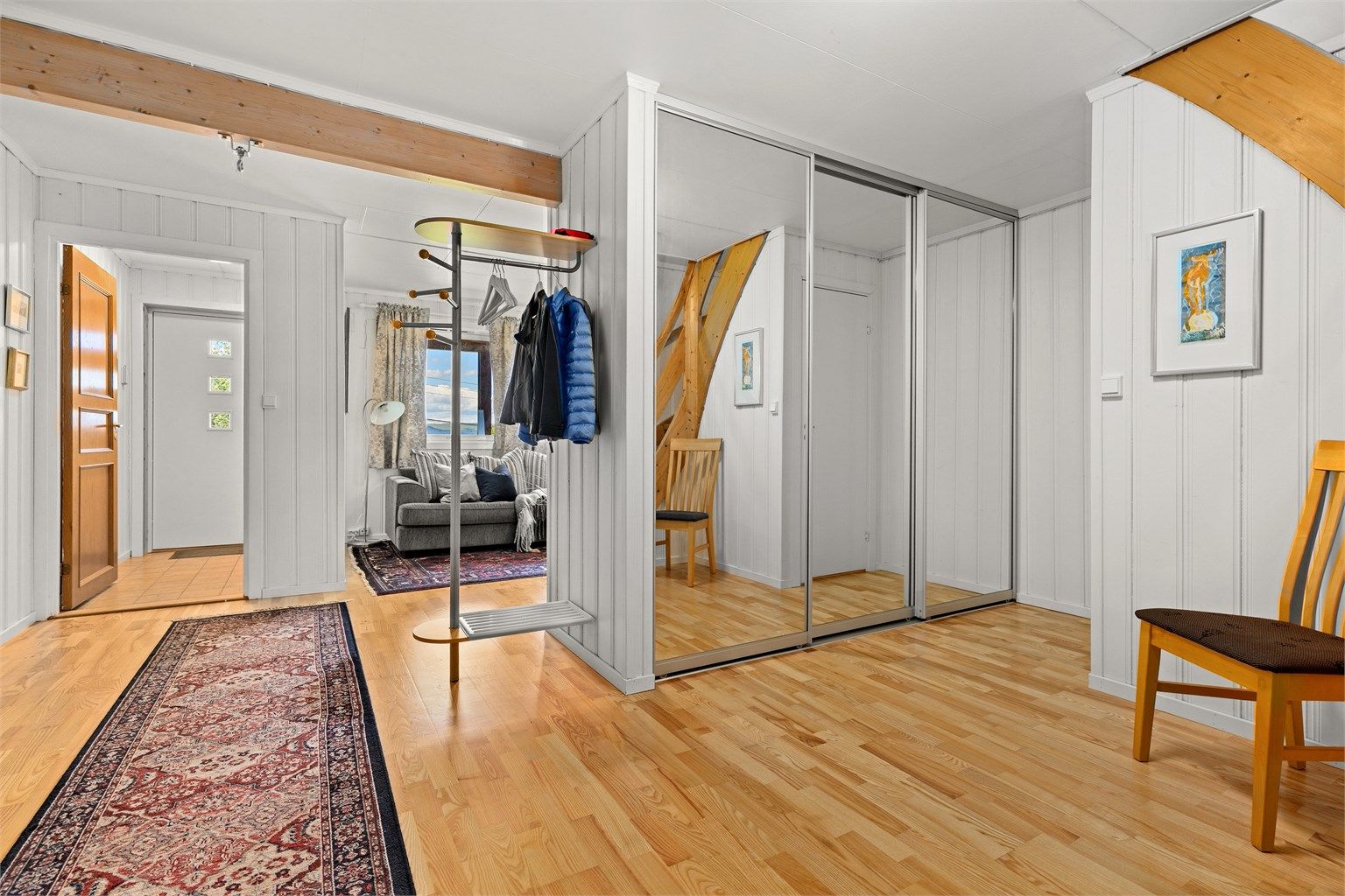 Trappegang i underetasjen med stor skyvedørsgarderobe