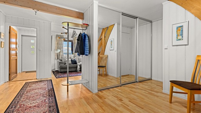 Trappegang i underetasjen med stor skyvedørsgarderobe