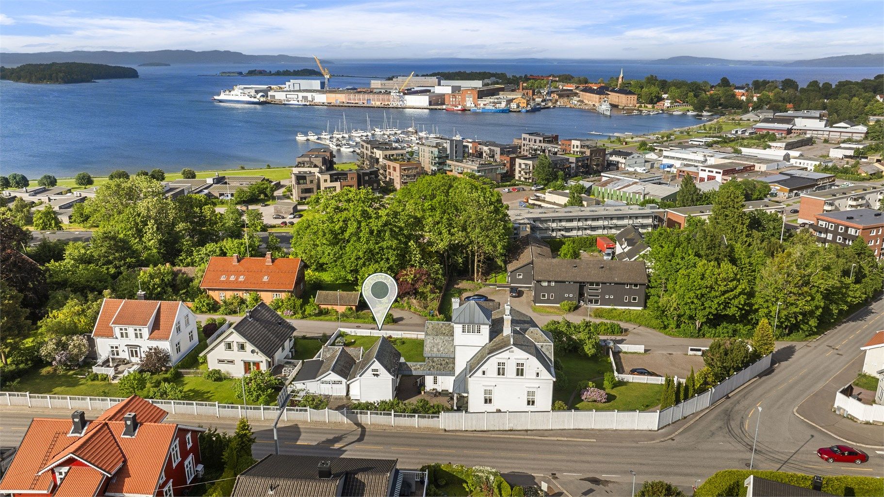 Beliggenheten gir kort vei til sentrum, småbåthavn og turområdene på Karljohansvern.