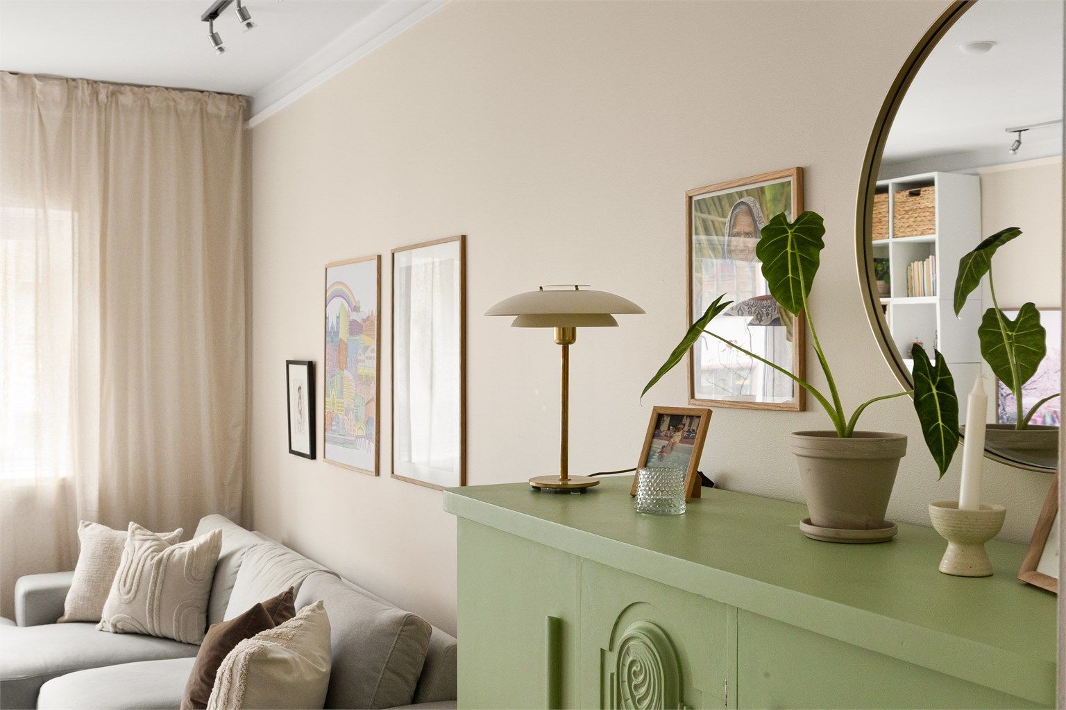 Overflatene i stuen ble malt i 2023, og fremstår med en tidsriktig fargepalett.