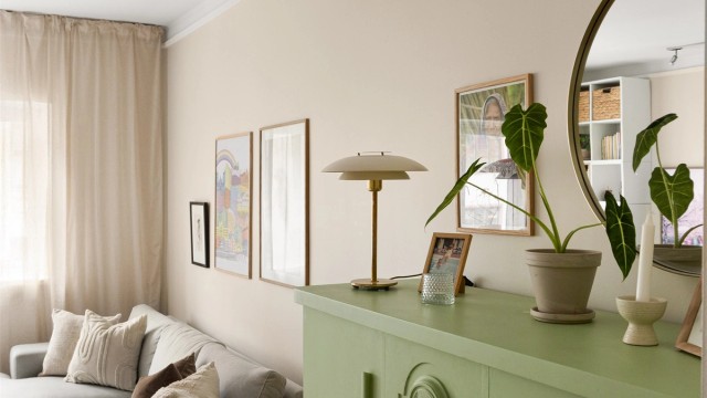 Overflatene i stuen ble malt i 2023, og fremstår med en tidsriktig fargepalett.