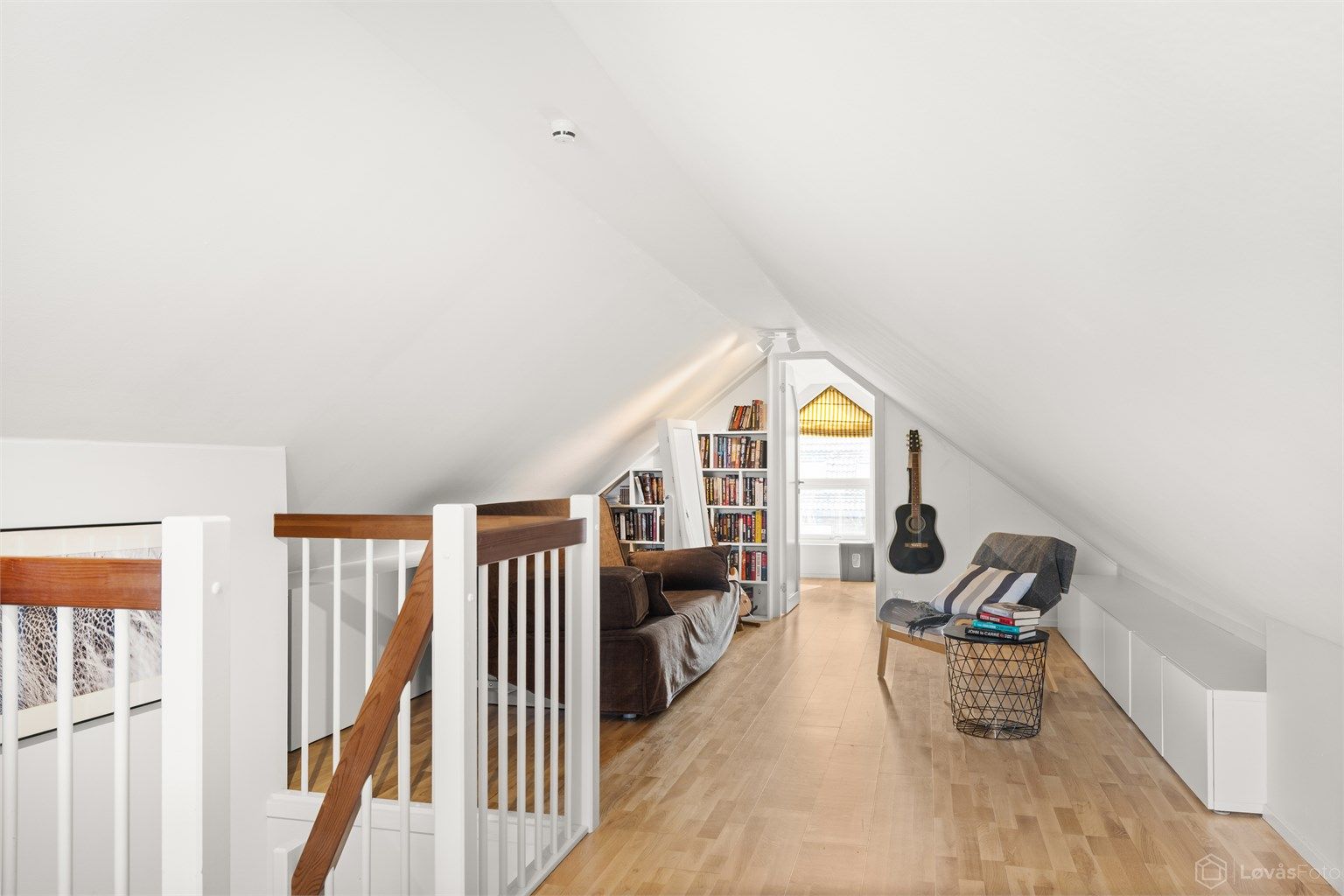 Det innredede loftet har parkett på gulvet og malte, lyse flater. (Arealet er ikke godkjent for varig opphold.)