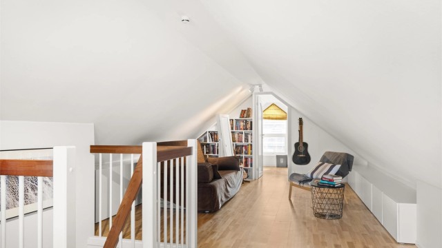 Det innredede loftet har parkett på gulvet og malte, lyse flater. (Arealet er ikke godkjent for varig opphold.)