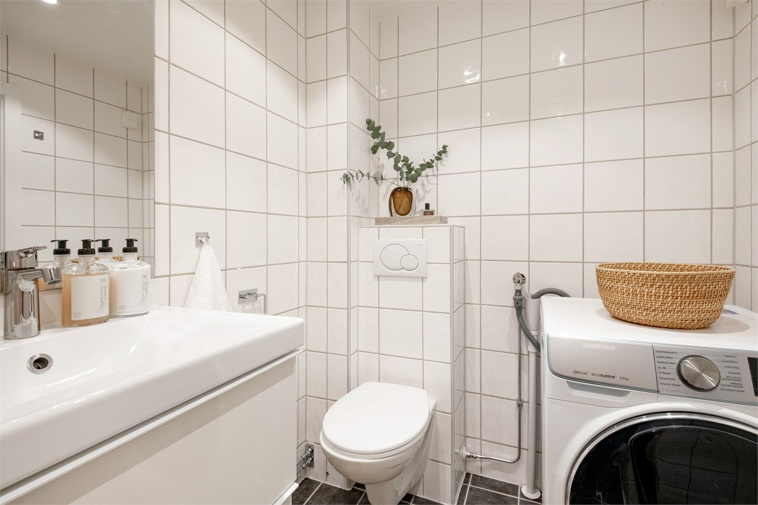 Helfliset baderom fra 2009 med elektrisk gulvvarme og downlights i himling.