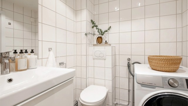 Helfliset baderom fra 2009 med elektrisk gulvvarme og downlights i himling.