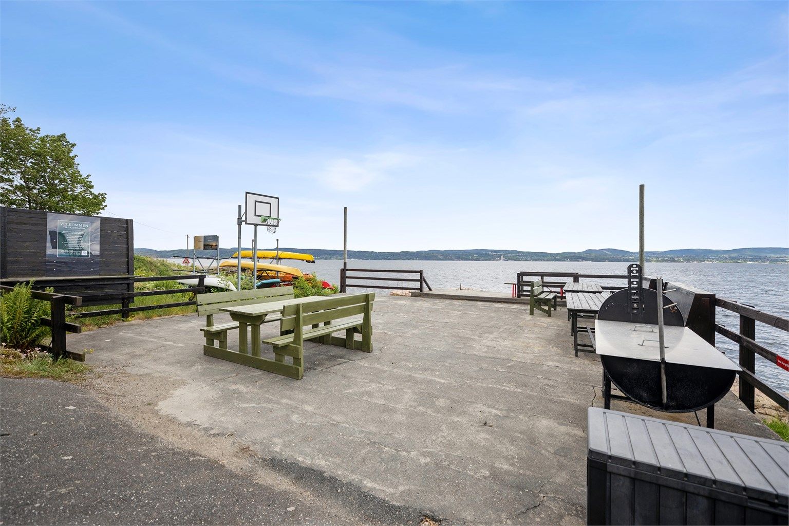 Svestad brygge er et populært og livlig samlingspunkt i nærområdet, spesielt i sommerhalvåret