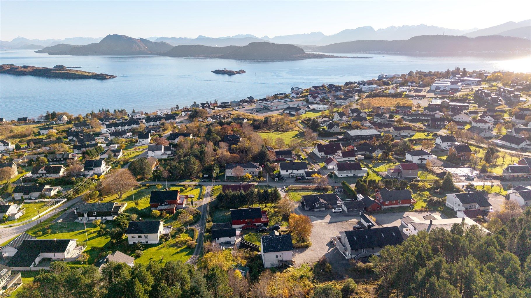 Gode bussforbindelser og hurtigbåt gir enkel reisevei til og fra Ålesund.