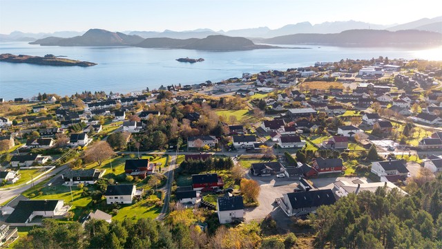 Gode bussforbindelser og hurtigbåt gir enkel reisevei til og fra Ålesund.