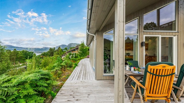 Terrassen strekker seg rundt hele fronten på hytten.