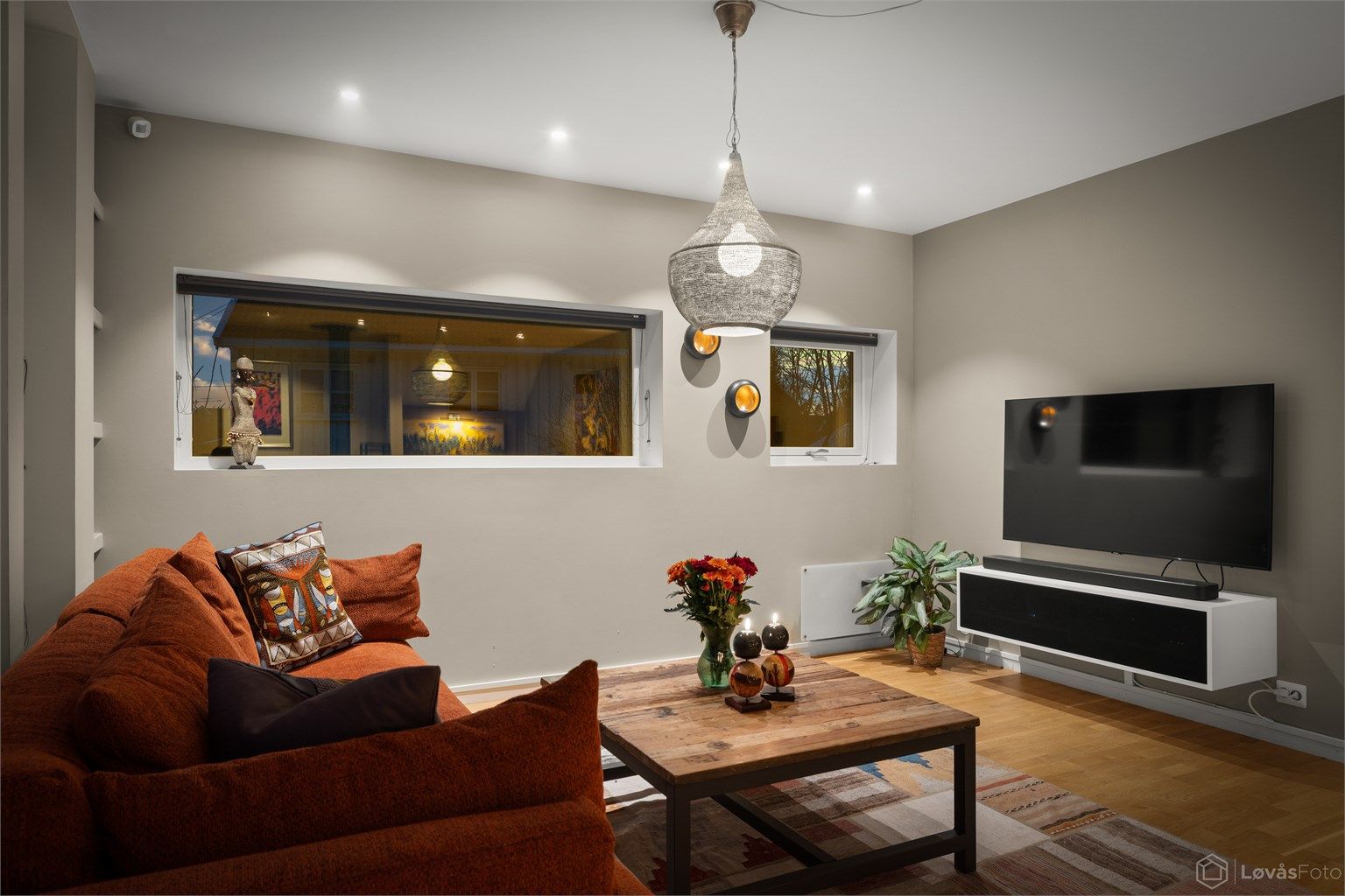 God plass til en romslig sofagruppe.