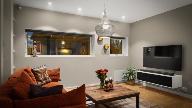 God plass til en romslig sofagruppe.