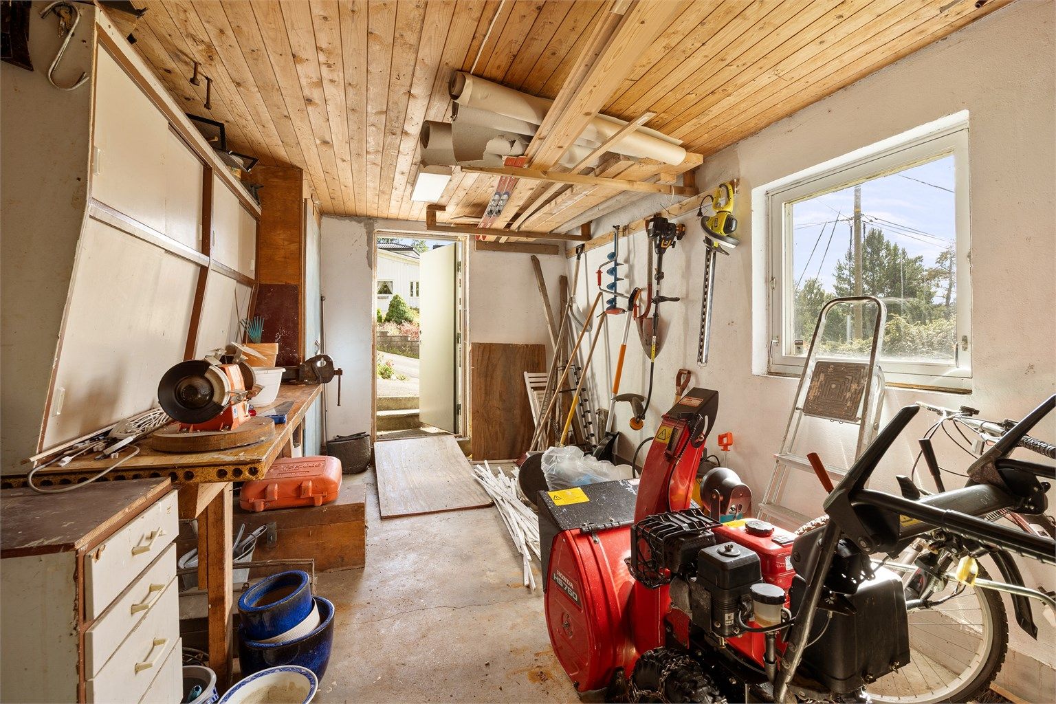 Uinnredet kjellerrom med egen utgang til hagen, perfekt for verksted eller hobby.