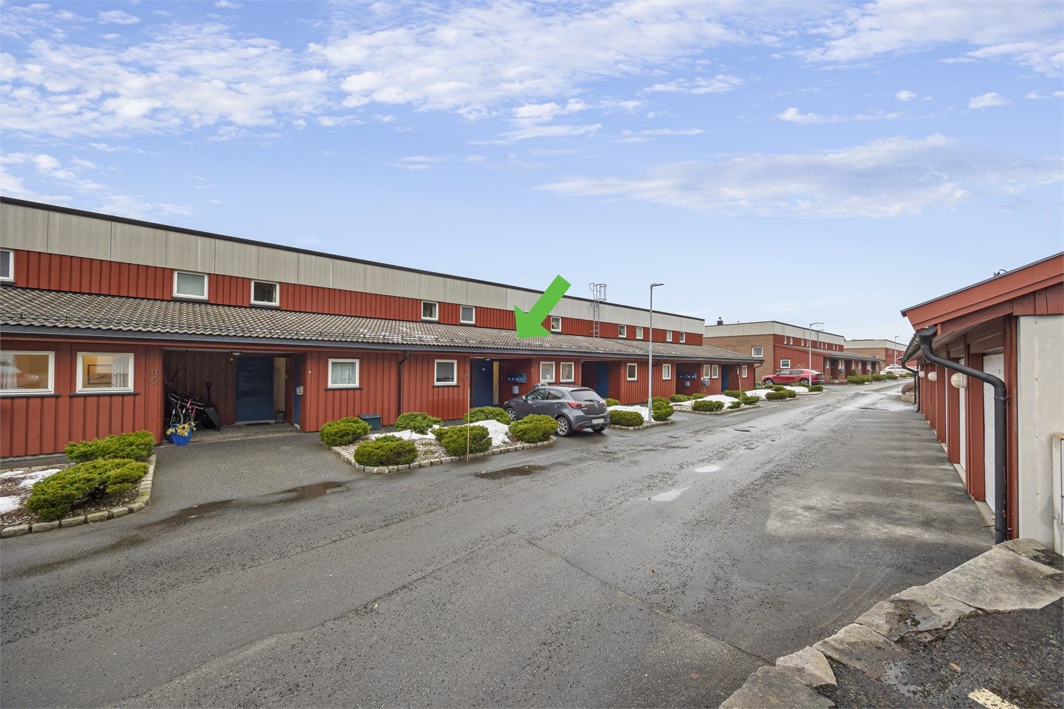 Lys og romslig andelsleilighet over 2 plan. Garasjeplass i rekke og veranda m/ fin utsikt. 