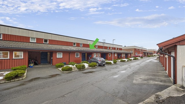 Lys og romslig andelsleilighet over 2 plan. Garasjeplass i rekke og veranda m/ fin utsikt.