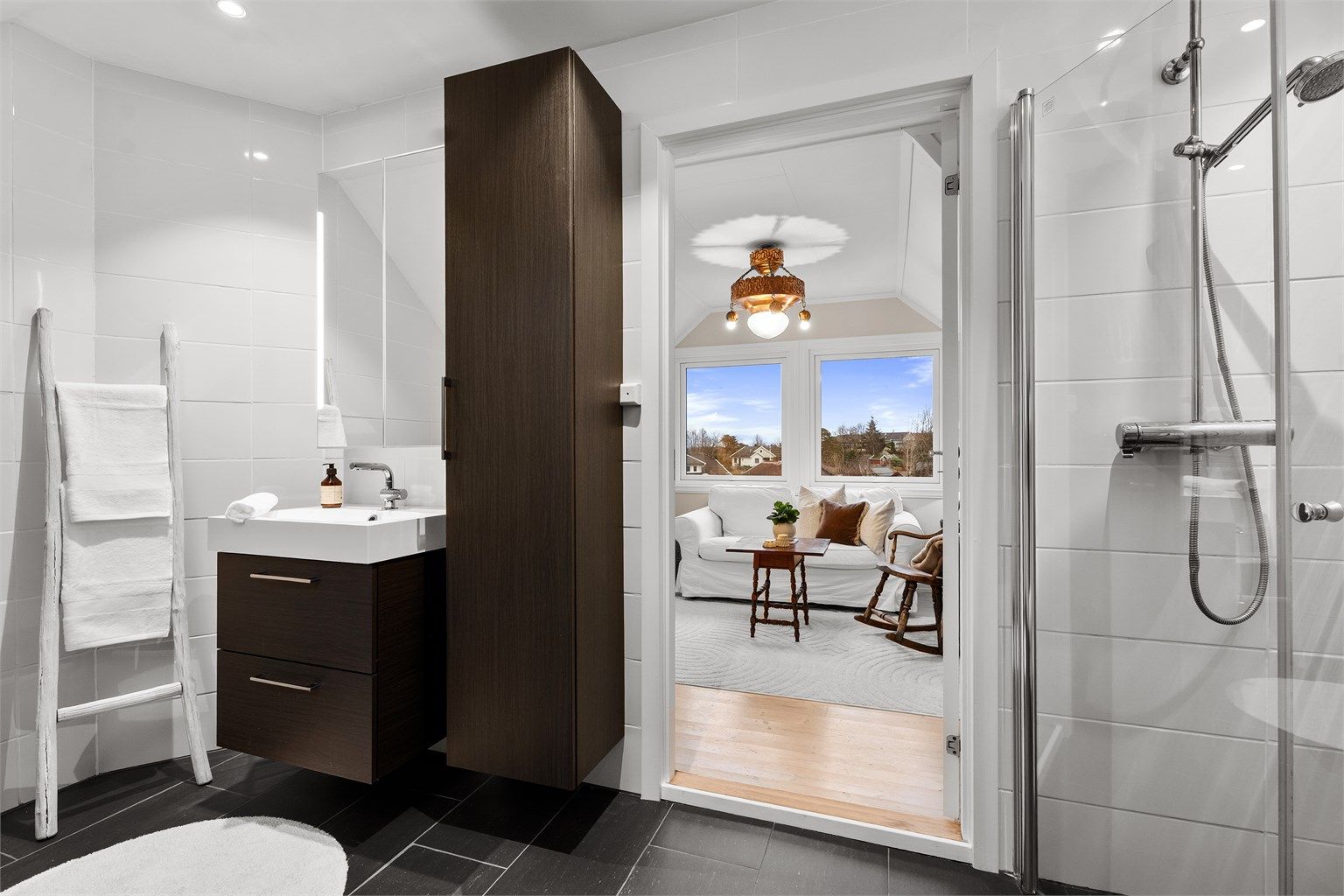 Badet ble oppgradert i 2015 og har fliser på gulv og vegg, samt servant med oppbevaring og tilhørende høyskap. 