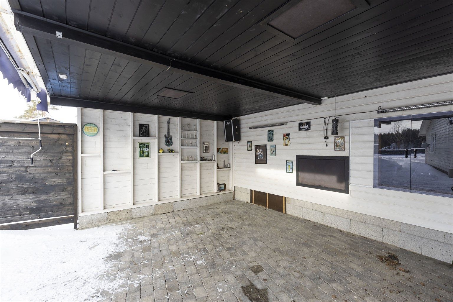 Praktisk overbygget loungeområde med integrert musikkanlegg som medfølger.