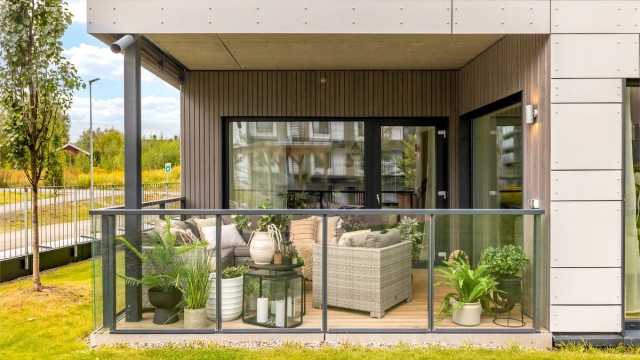 Terrasse med glassrekkverk