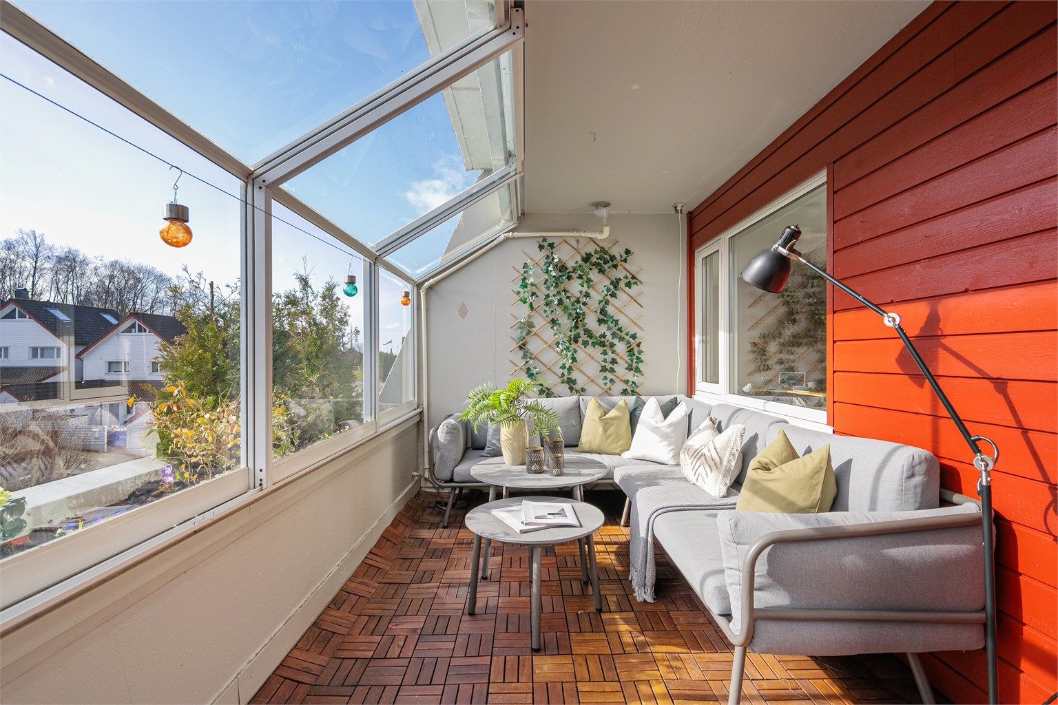  Rikelig med plass til hagemøbler på balkong. 