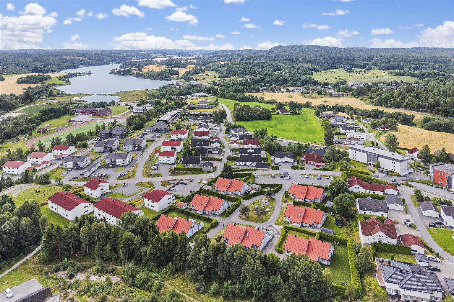 Østmarkskollen er omgitt av landlige og naturskjønne omgivelser.
