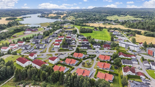 Østmarkskollen er omgitt av landlige og naturskjønne omgivelser.