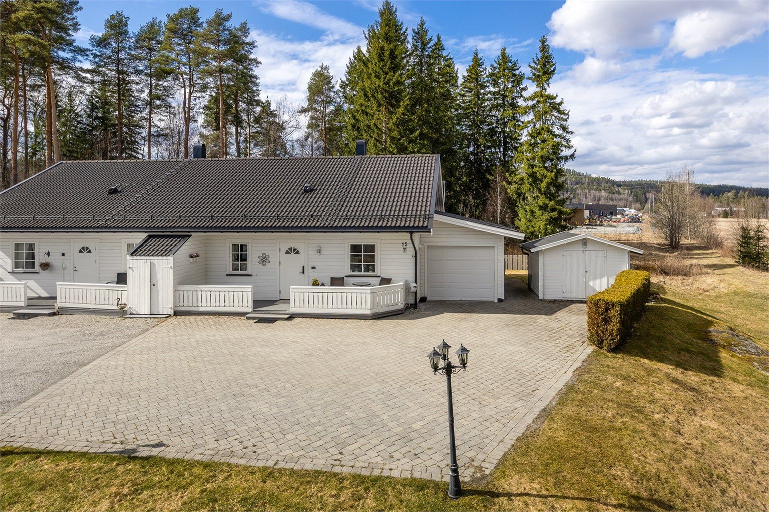 Velkommen til Furuberget 15! En velholdt og innholdsrik halvpart av en tomannsbolig fra 2008, med egen garasje og pent opparbeidet gårdsplass.