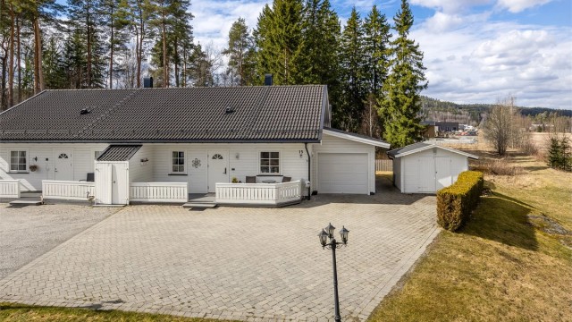 Velkommen til Furuberget 15! En velholdt og innholdsrik halvpart av en tomannsbolig fra 2008, med egen garasje og pent opparbeidet gårdsplass.