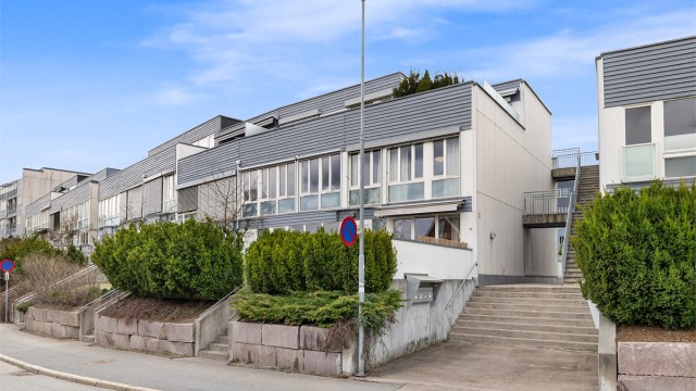 Velkommen til Årvollveien 56A - presentert av Hanne Pettersen i Krogsveen - Foto: Lasse Lerdahl