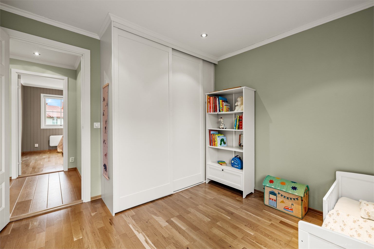 En stor skyvedørsgarderobe gir effektiv oppbevaring på barnerommet.