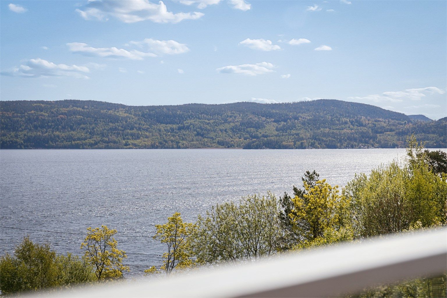 Eiendommen har gode solforhold og en praktfull utsikt over Drammensfjorden
