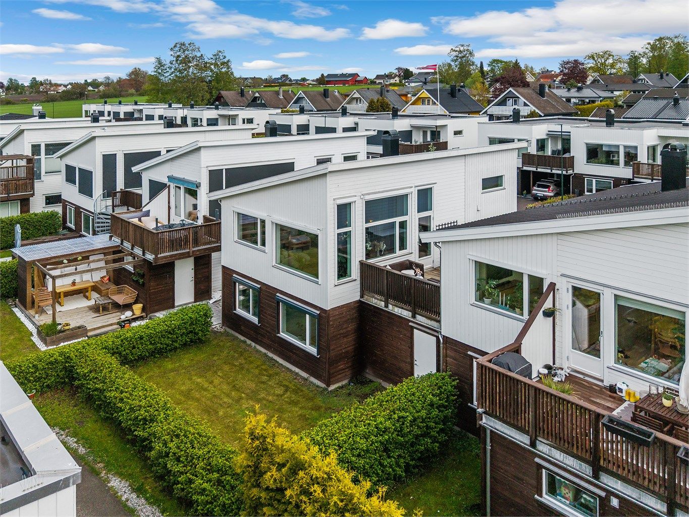 Boligen ligger i et rolig og etablert nabolag i en blindvei med kort vei til servicetilbud.