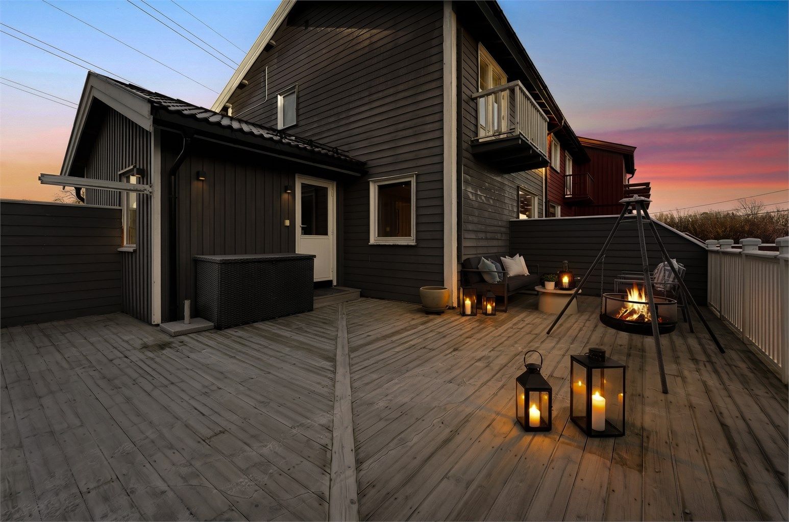 Dette er en meget attraktiv og familievennlig halvpart tomannsbolig over 3 plan med tomt på over 1,4 mål 