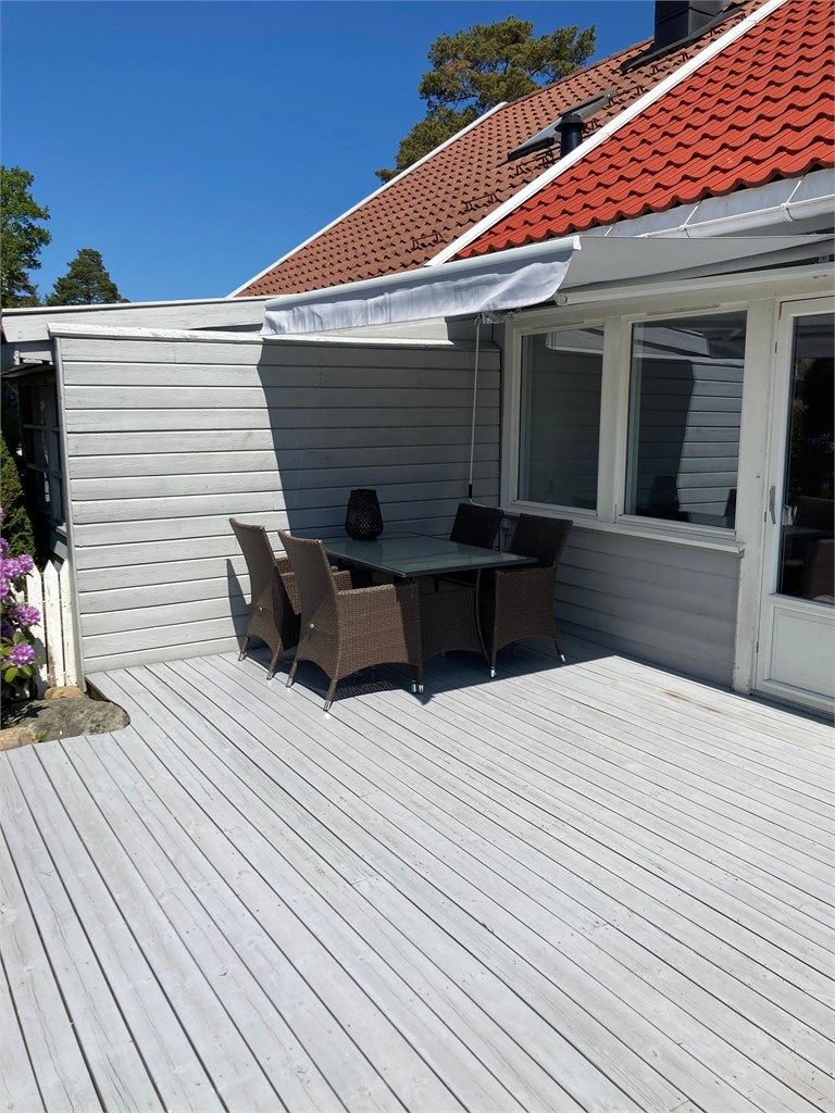 Fra stuen er det direkte adkomst til solrik og skjermet terrasse