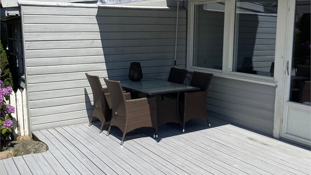 Fra stuen er det direkte adkomst til solrik og skjermet terrasse