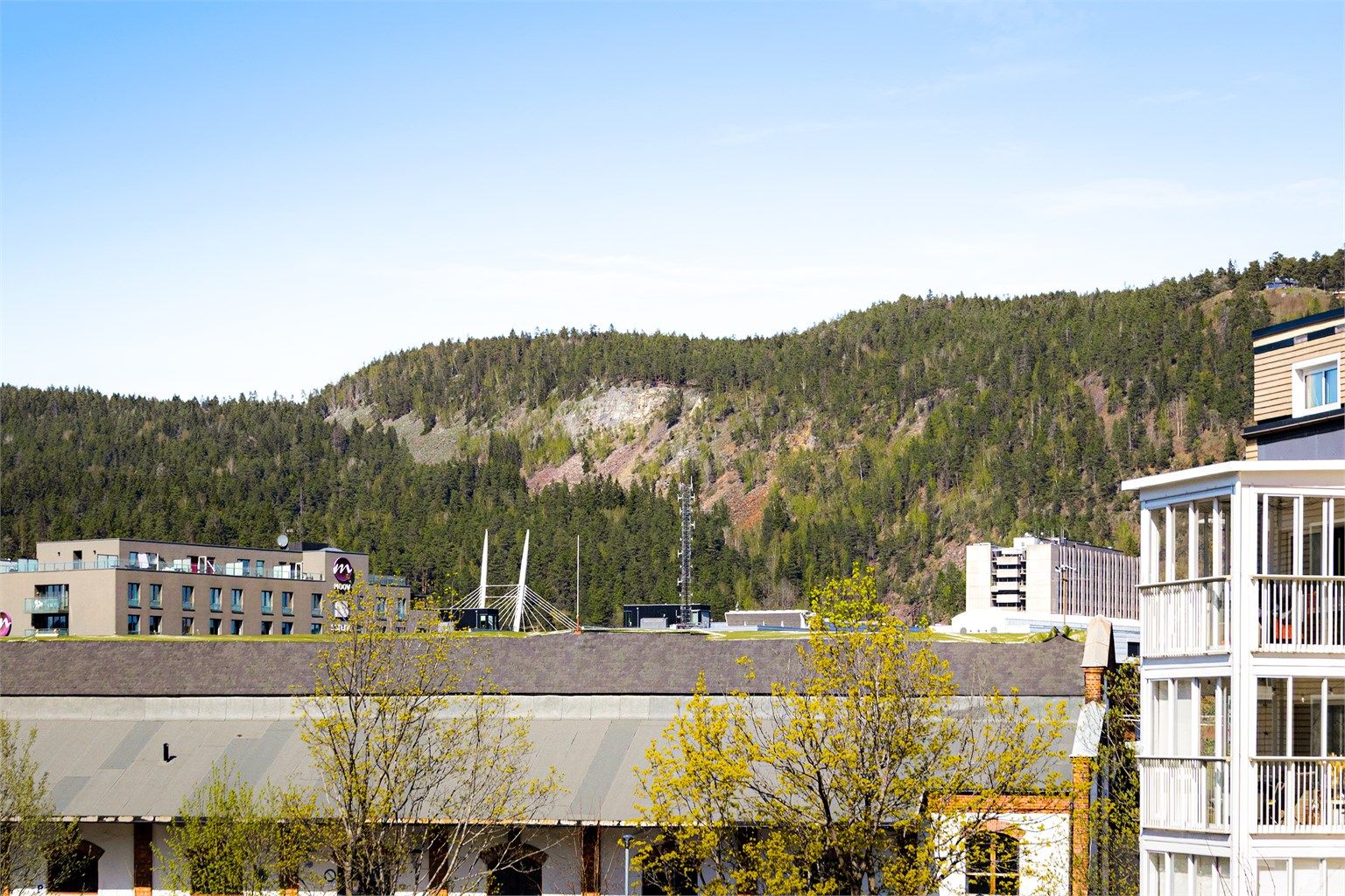 Kort gangavstand til buss, tog, dagligvarebutikker m.m.