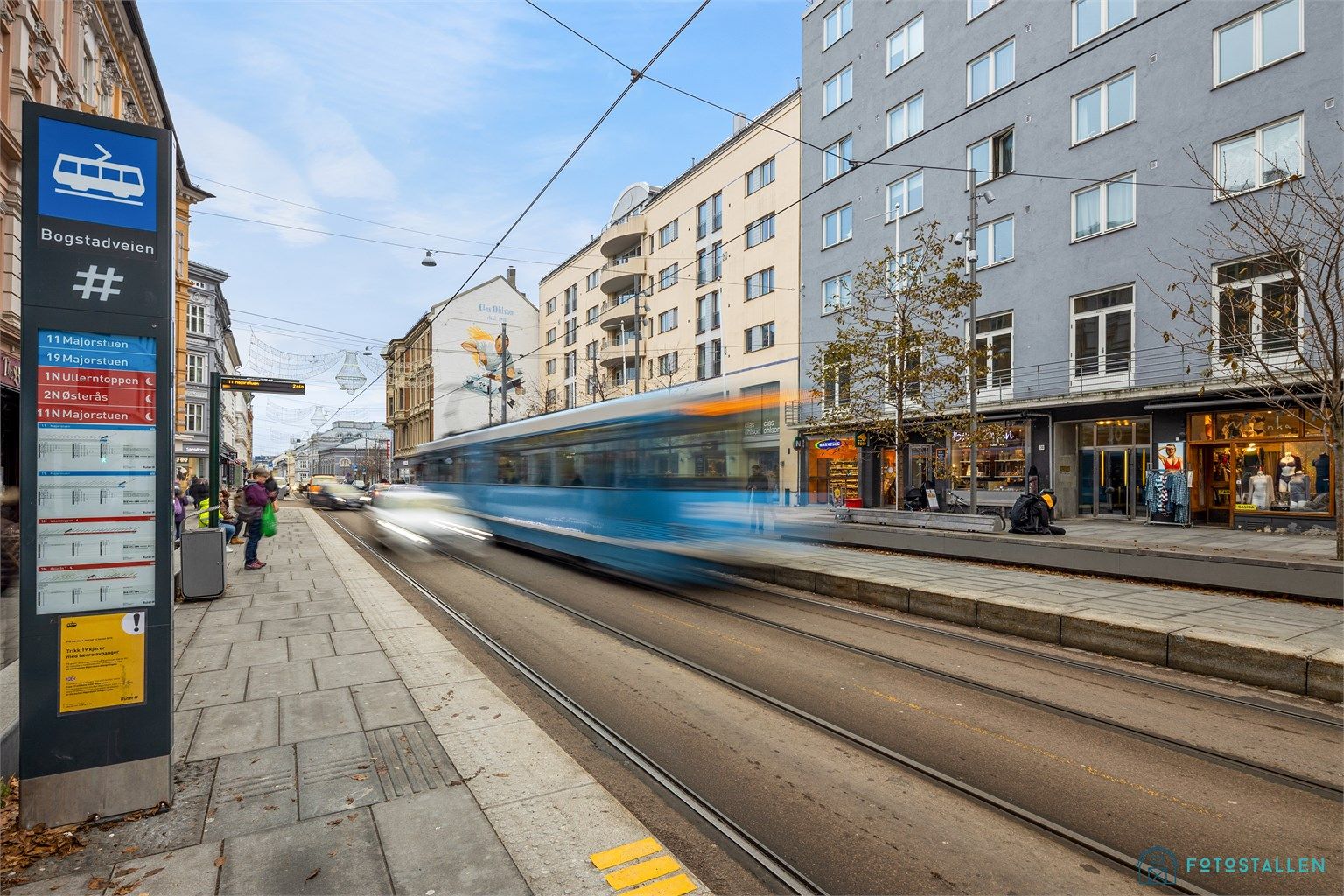 Fra Bogstadveien, få minutter unna, går trikkelinje 11 og 19 med enkel tilgang til resten av byen.