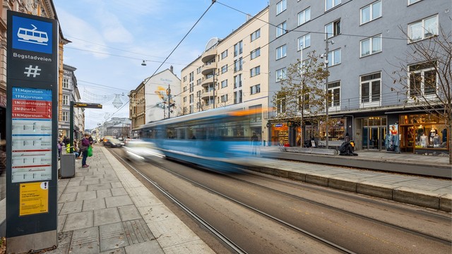Fra Bogstadveien, få minutter unna, går trikkelinje 11 og 19 med enkel tilgang til resten av byen.