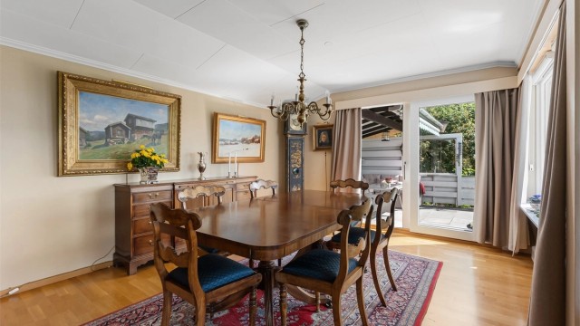 Spisestuen ligger i tilbygget fra 1980 og har utgang til den store terrassen mot sørvest. Rommet har god plass til langbord og er naturlig forbundet med kjøkkenet