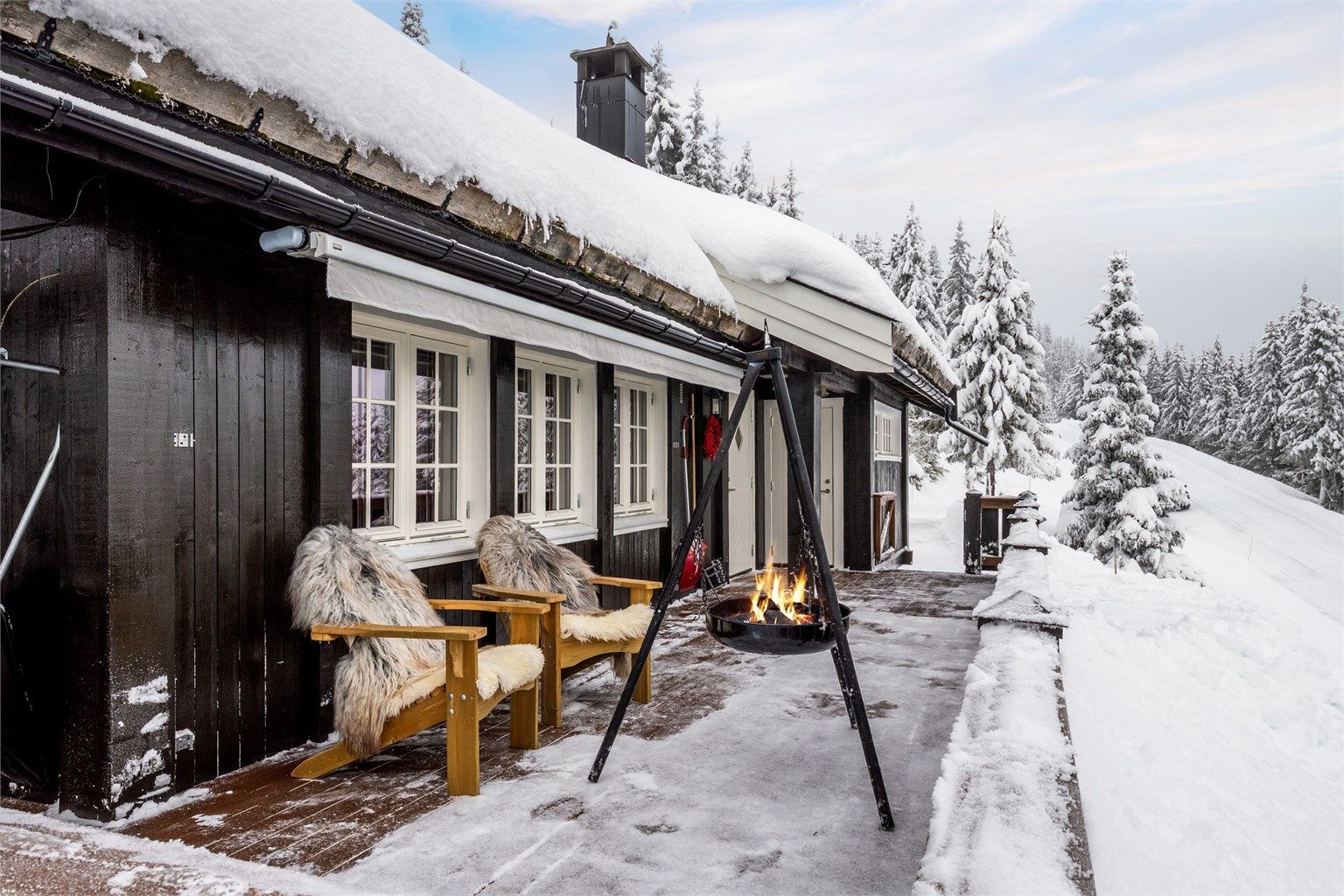 Romslig terrasse med god plass til møblement. (Foto: Pholio v/ Bjørnar Fjeldberg)