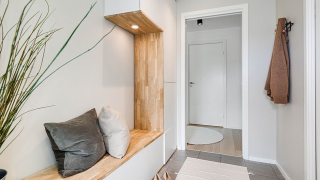 Gangen er romslig, har moderne oppbevaring og det er inndelt til `bod` (som har svært god plass til oppbevaring av yttertøy) med direkte tilkomst fra gangen.