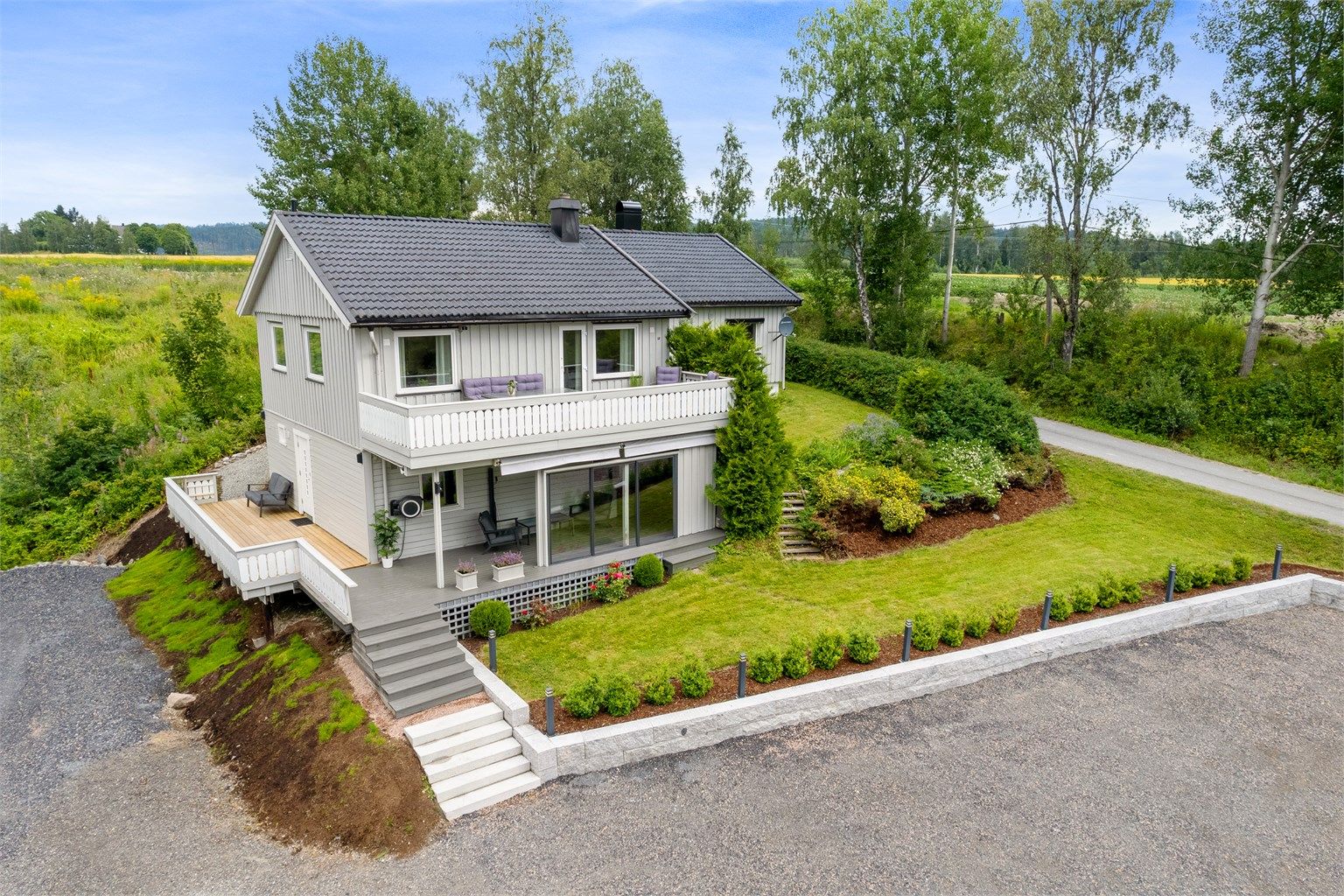 Meget koselige uteområder rundt boligen