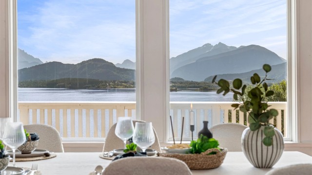 Utsikten rammes inn av store vindusflater.